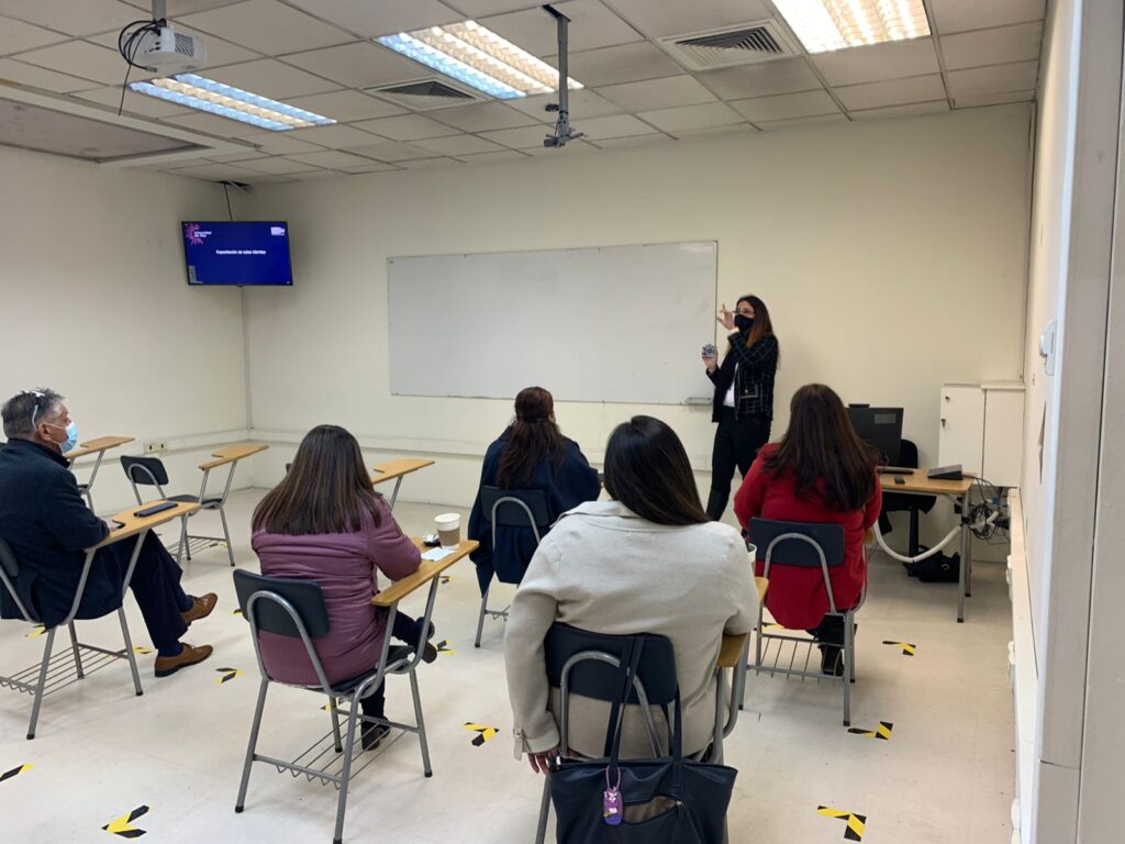 La académica Pamela Noseda ha estado a cargo de capacitar a las y los docentes en el uso de la tecnología en las clases híbridas.