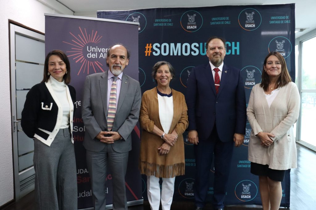 De izquierda a derecha, la Vicerrectora Académica UDALBA, Sandra Guzmán Martínez; el Rector de la USACH, Rodrigo Vidal Rojas; la presidenta del directorio UDALBA, Silvana Cominetti Cotti-Cometti; el Rector Rafael Rosell Aiquel; y la Vicerrectora Académica USACH, Patricia Pallavicini Magnere.