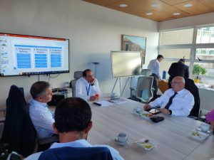 Valentín Volta dialogando junto a la mesa de trabajo organizada por Aguas Antofagasta.