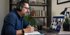 Hombre utilizando un computador